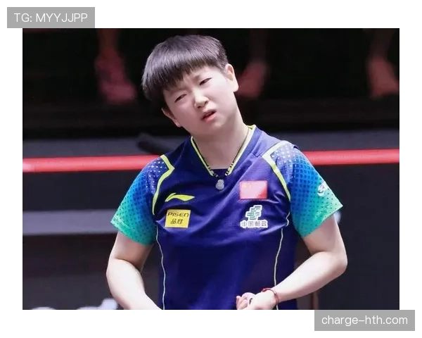 孙颖莎球场像战士，街拍像精致小姐，随手一个配饰就把我的工资打回原形